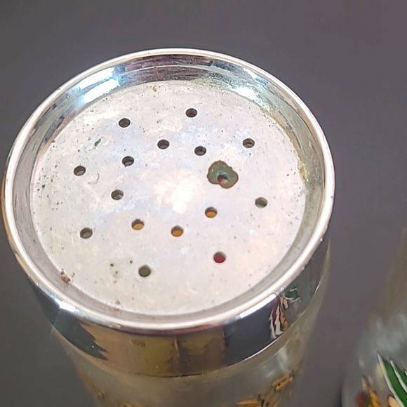 Vintage 80s Painted Glass Holiday Christmas Santa Claus Salt & Pepper Shakers - Picture 5 of 12